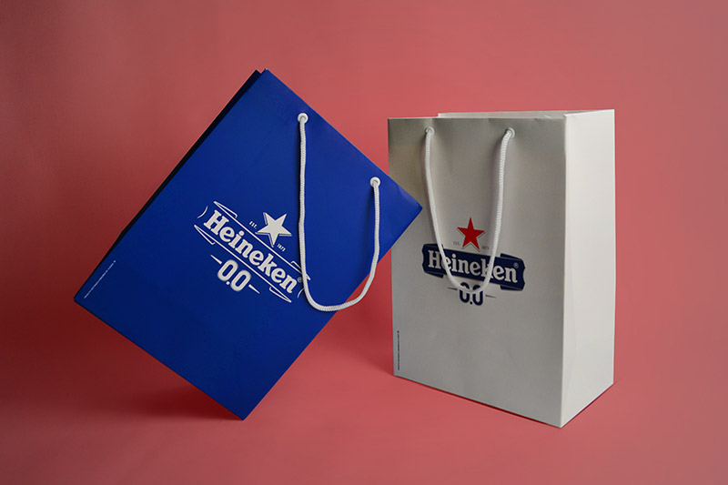 sacola personalizada e a imagem possui sacolas da Heineken