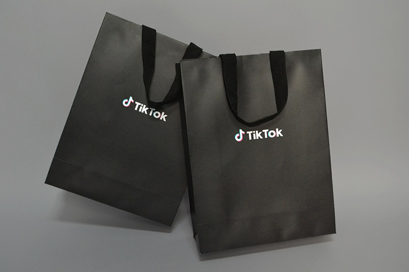 sacola personalizada e a imagem possui e a imagem possui uma sacola do TikTok