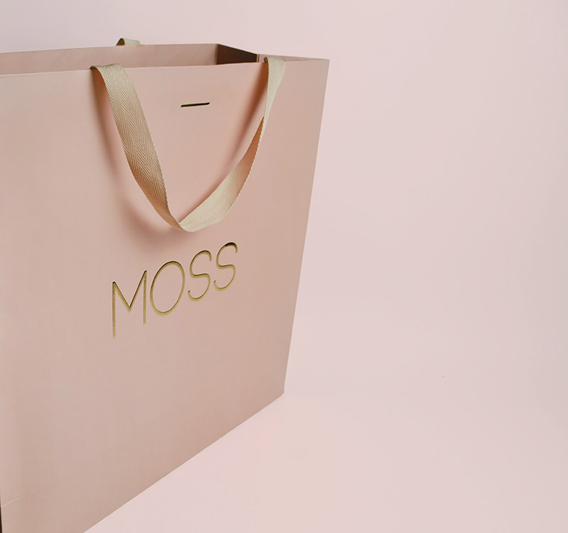 sacola personalizada e a imagem possui e a imagem possui uma sacola da Moss