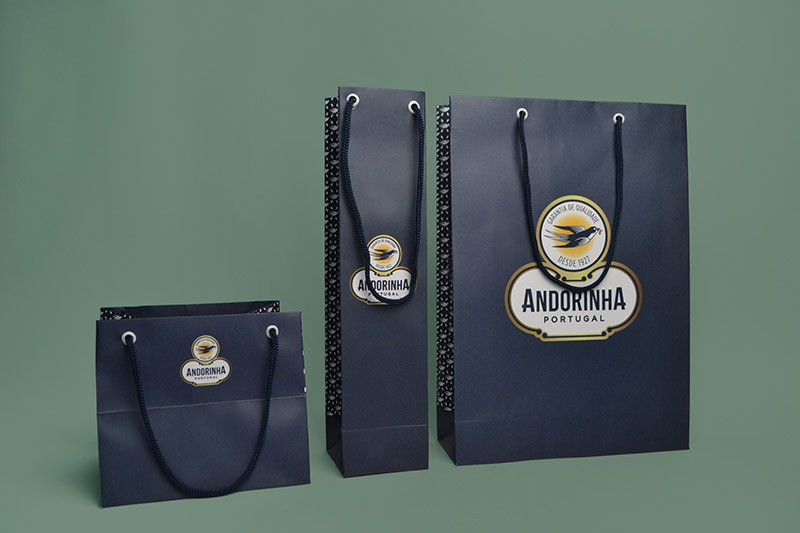 sacola personalizada e a imagem possui uma sacola da Andorinha